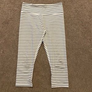 Black and white cropped leggings